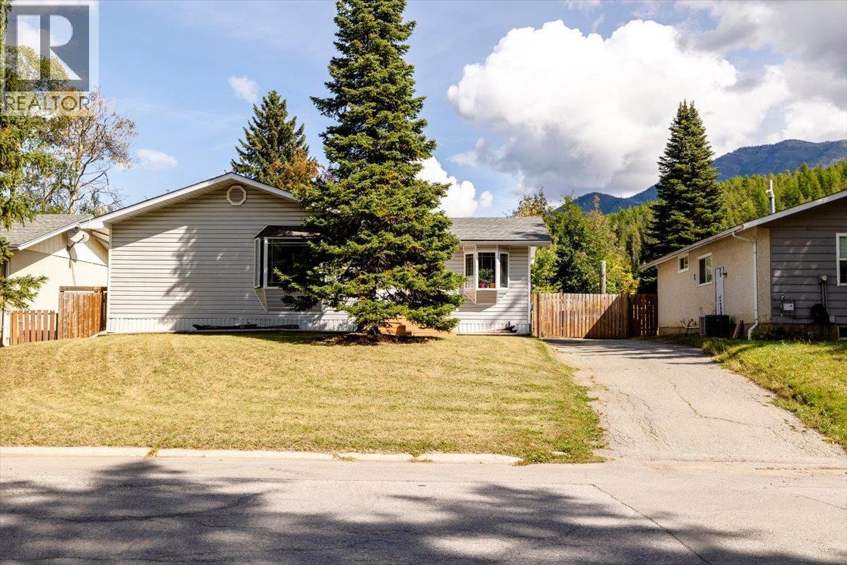 4 Ridgemont Avenue, Fernie, British Columbia, V0B1M2, Fernie, British Columbia — photo 5 of 5