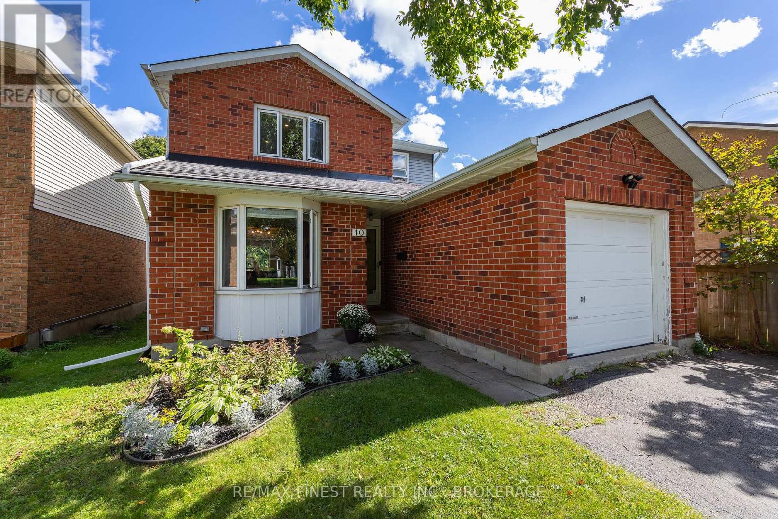 10 CHARTWELL CRESCENT - 1