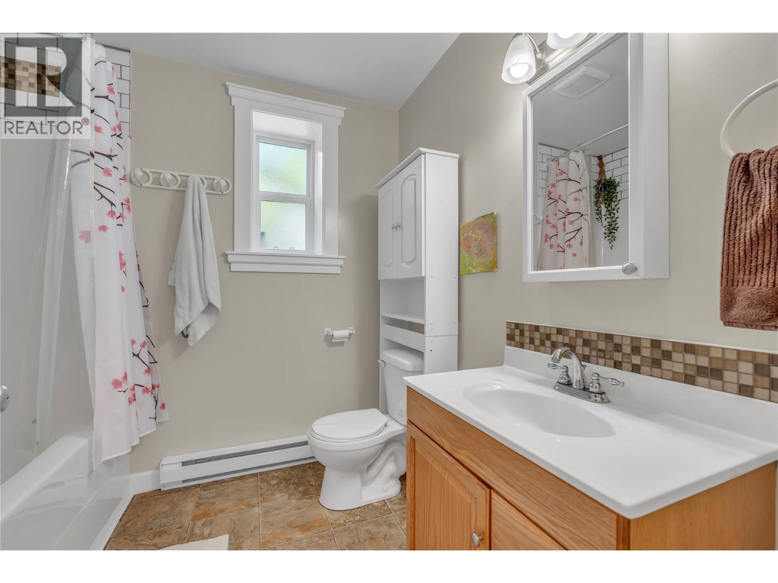 14406 Latimer Avenue, Summerland