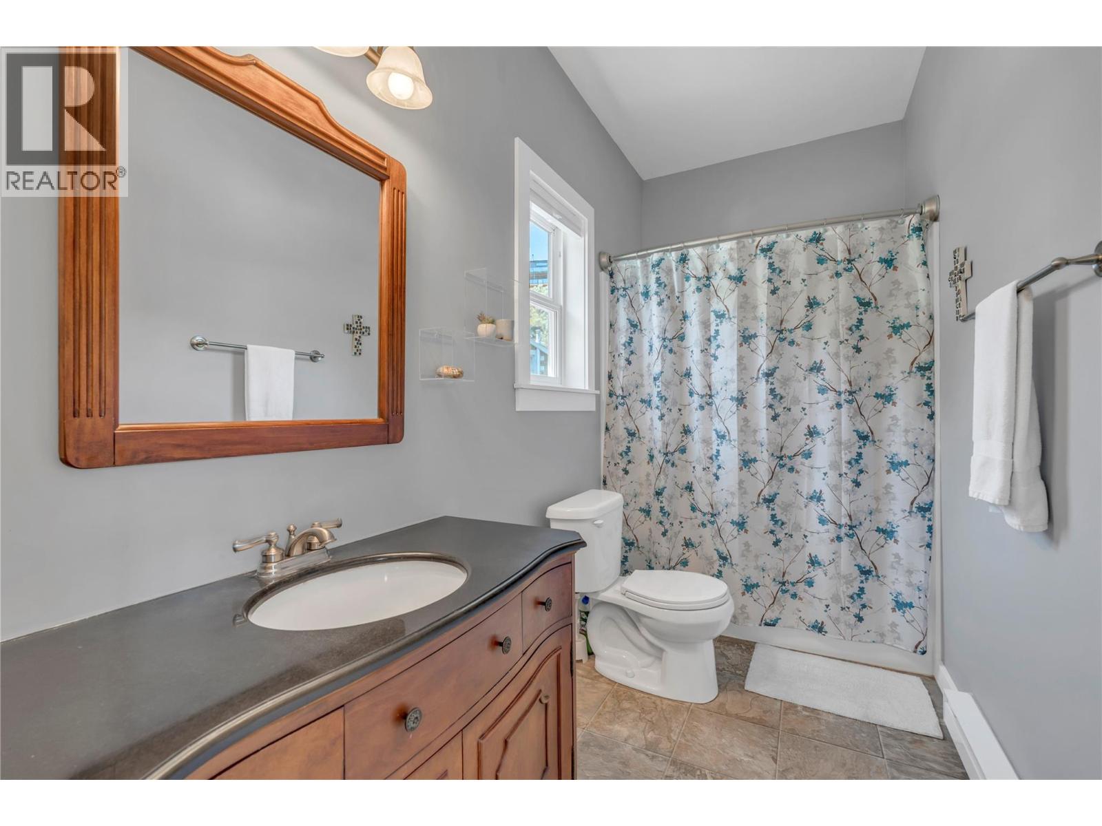 14406 Latimer Avenue, Summerland