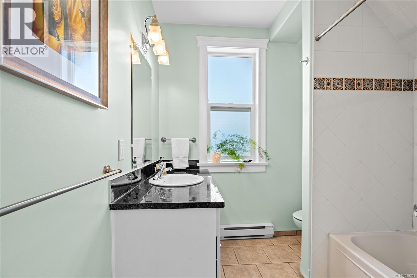 3 1376 Pandora Avenue, Victoria