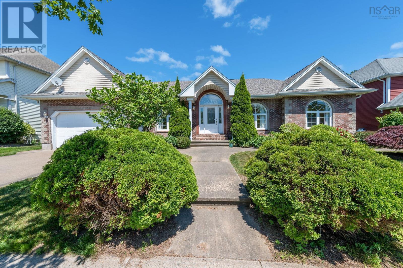 152 Roxbury Crescent, Halifax — photo 1