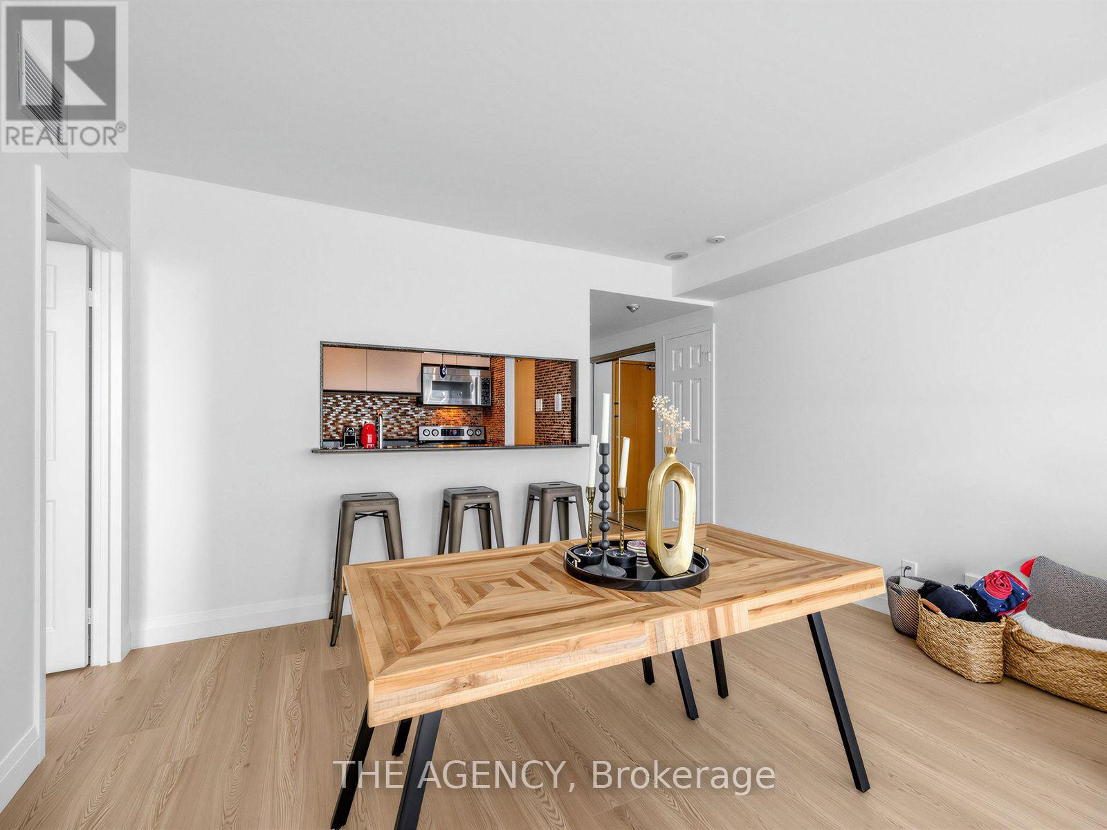 #606 99 HARBOUR SQUARE - Image 6