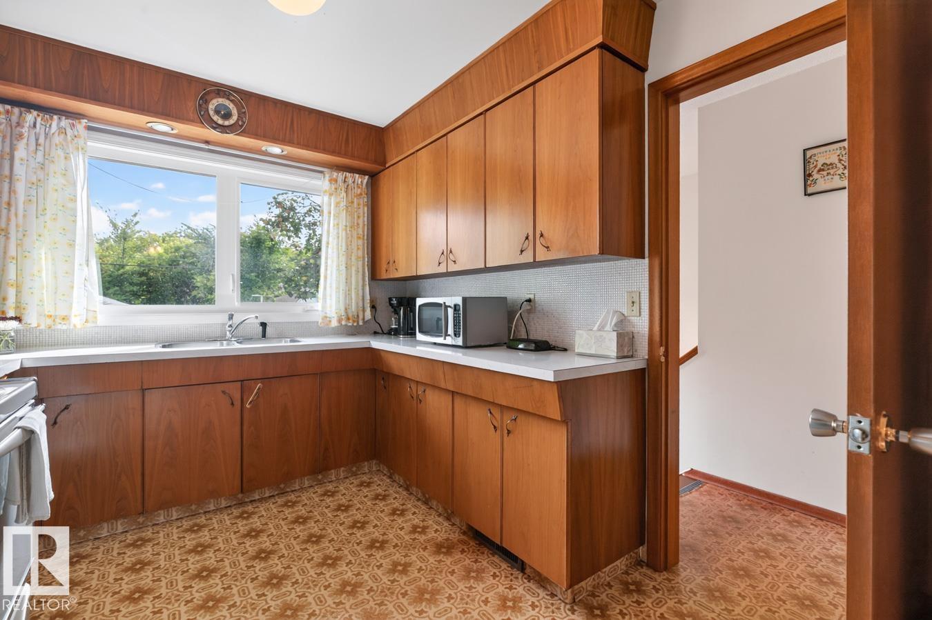 12211 85 ST NW - 11