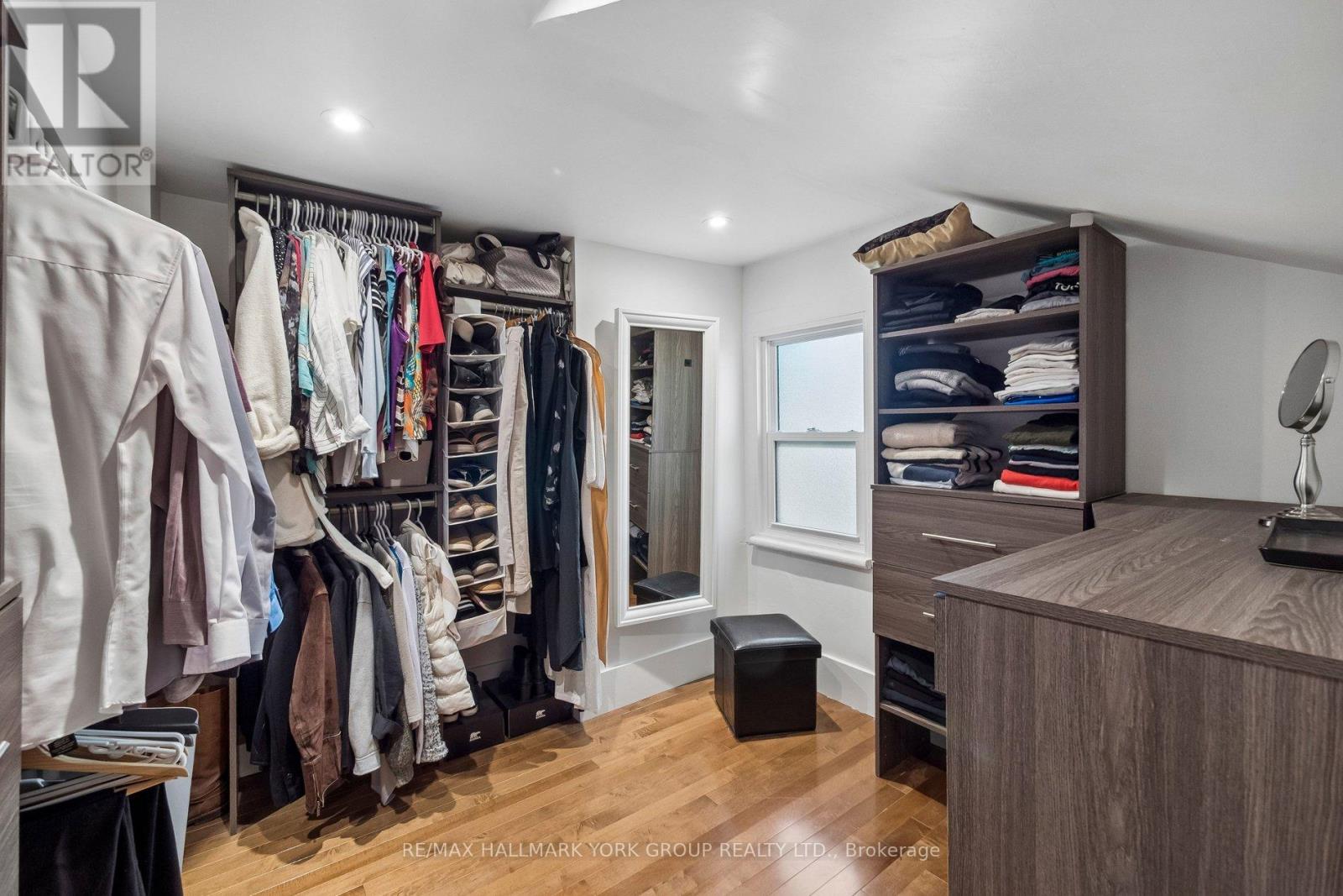 37 ARNOLD CRESCENT - 24