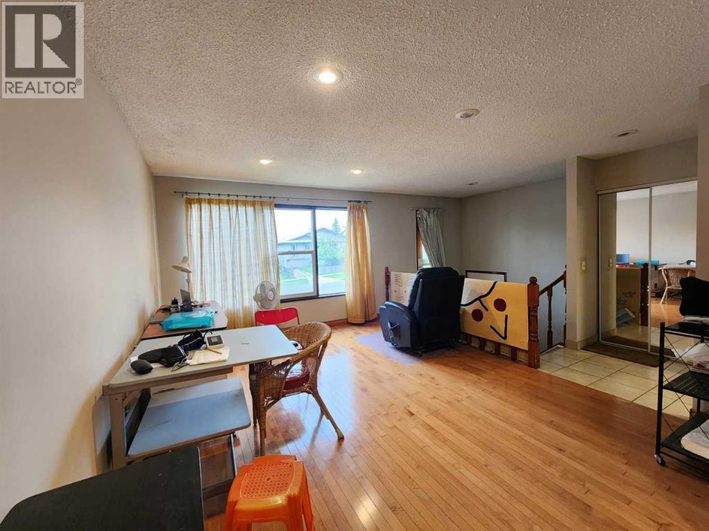 8329 Centre Street NW, Beddington Heights, Calgary photo 4