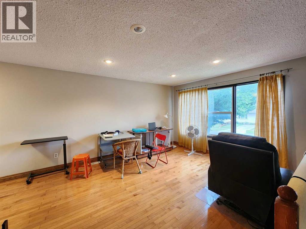 8329 Centre Street NW, Beddington Heights, Calgary photo 5