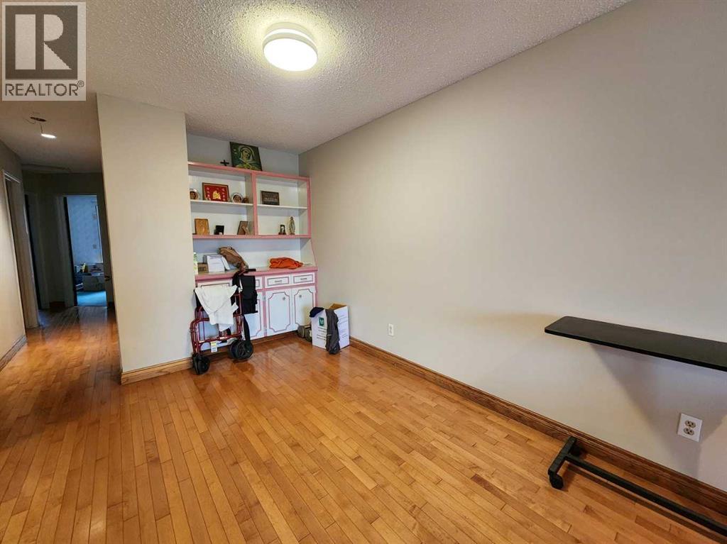 8329 Centre Street NW, Calgary — photo 8