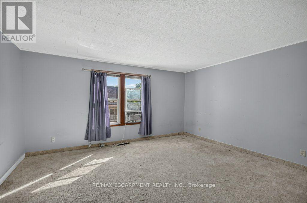 4 ERIE AVENUE S - 27