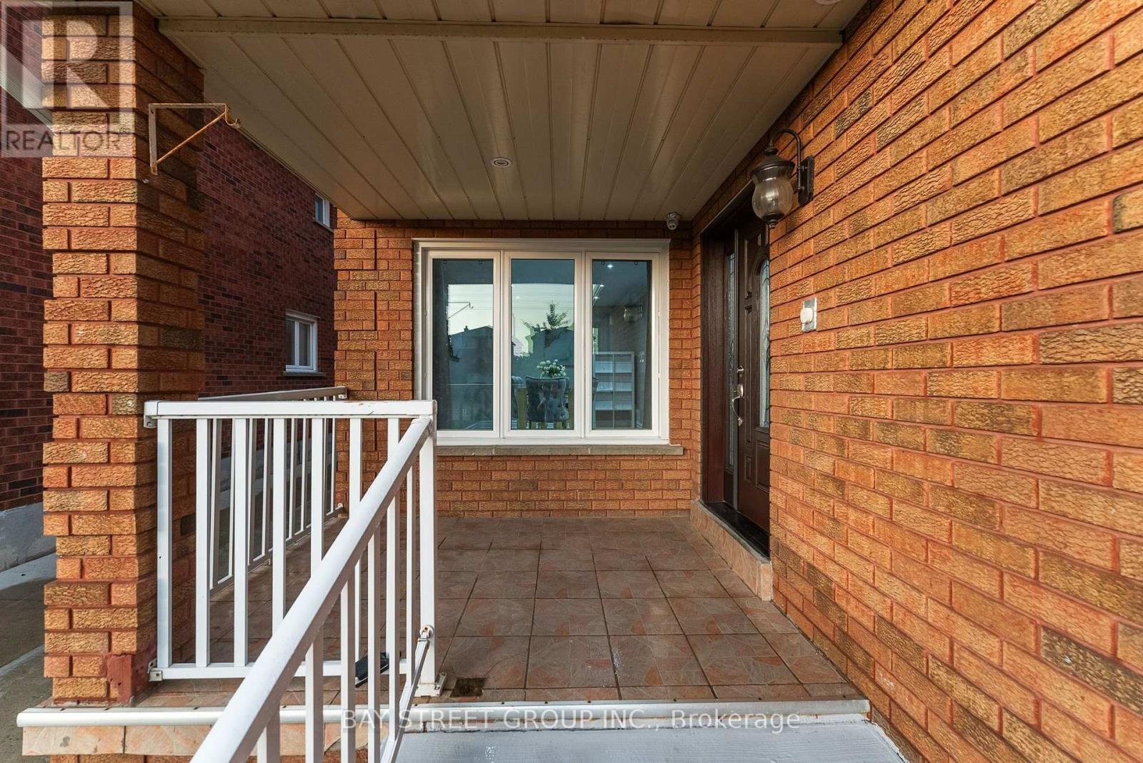 34 LAMP CRESCENT, Vaughan (West Woodbridge) — photo 2