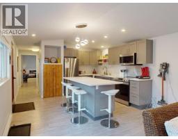 4pc Ensuite bath - 4810 Alder, Texada Island, BC V0N1W0 Photo 10