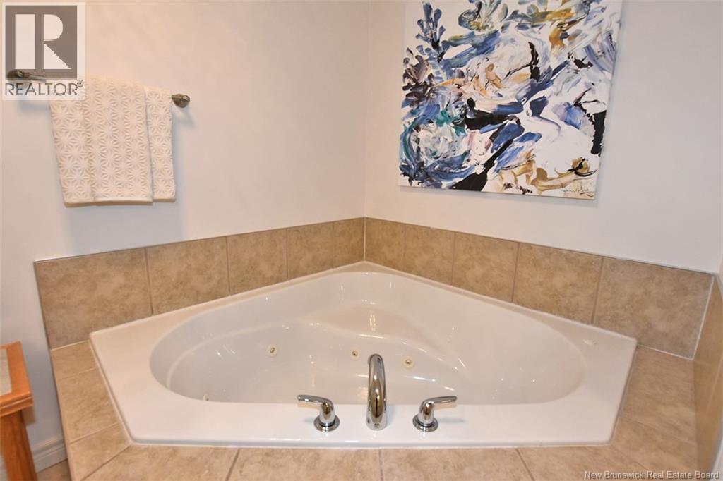#16 185 Reynolds Street - 35