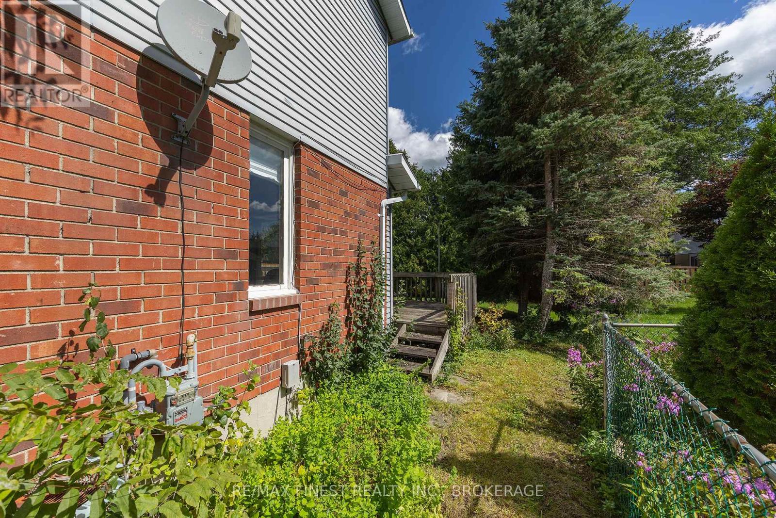 10 CHARTWELL CRESCENT - 49