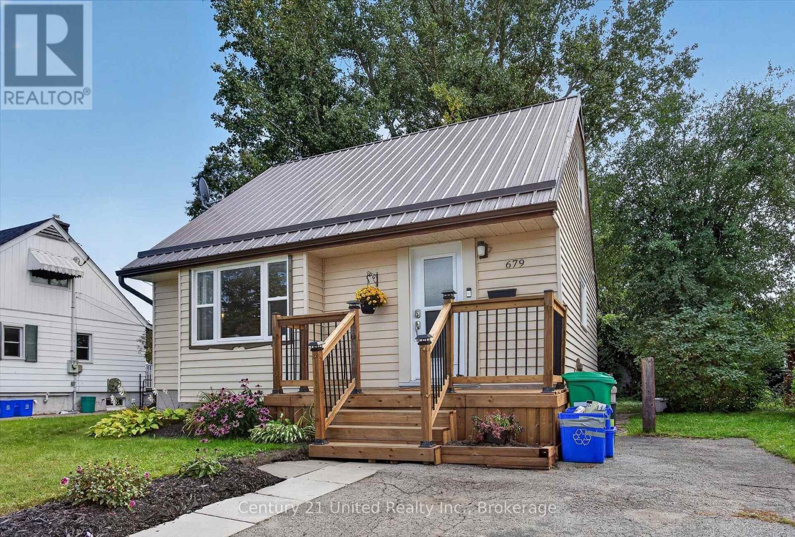 679 HAWLEY STREET, Peterborough (Otonabee Ward 1) — photo 2