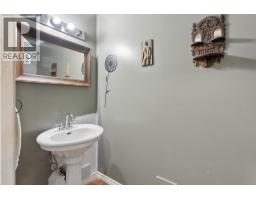 834 Hendecourt Road, North Vancouver, BC V7K2Y2 Photo 11