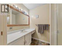 834 Hendecourt Road, North Vancouver, BC V7K2Y2 Photo 16