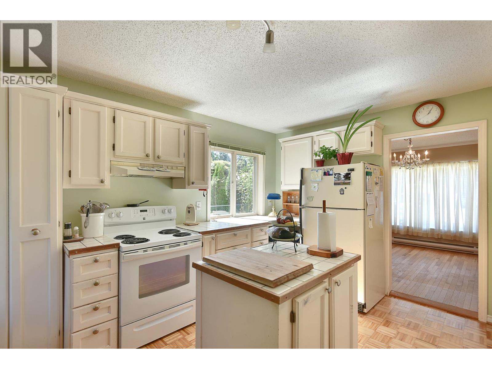 5749 SURF CIRCLE, Sechelt