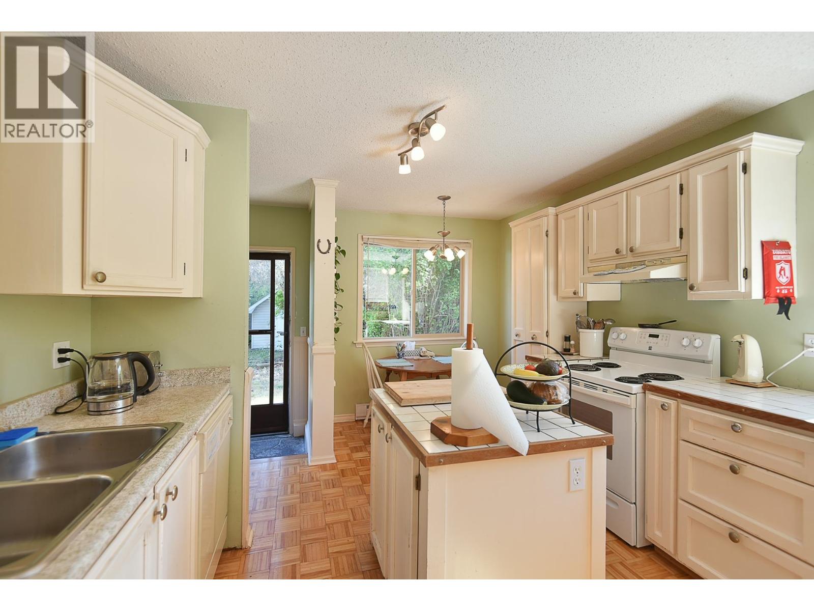 5749 SURF CIRCLE, Sechelt