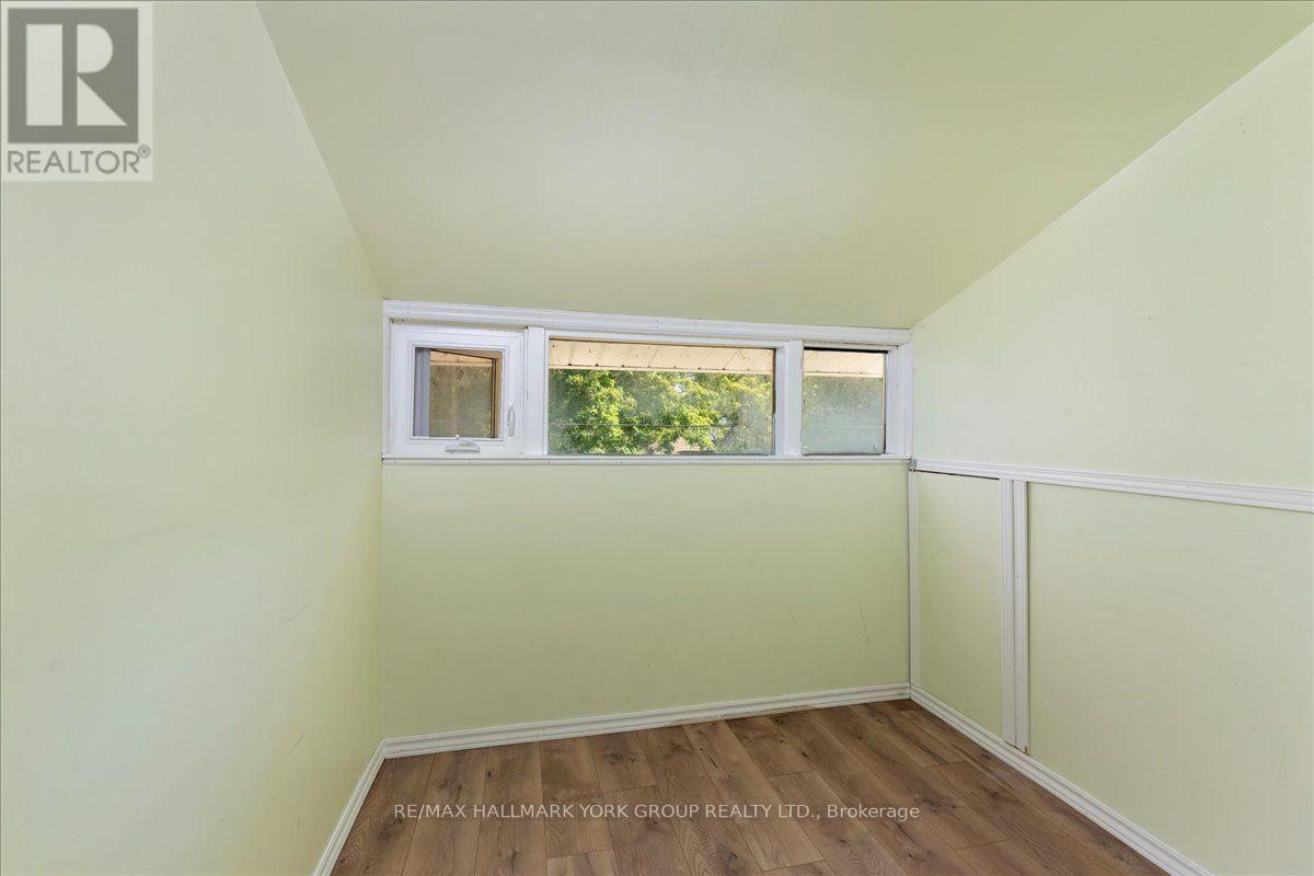 18 RAVENSWOOD DRIVE - 25