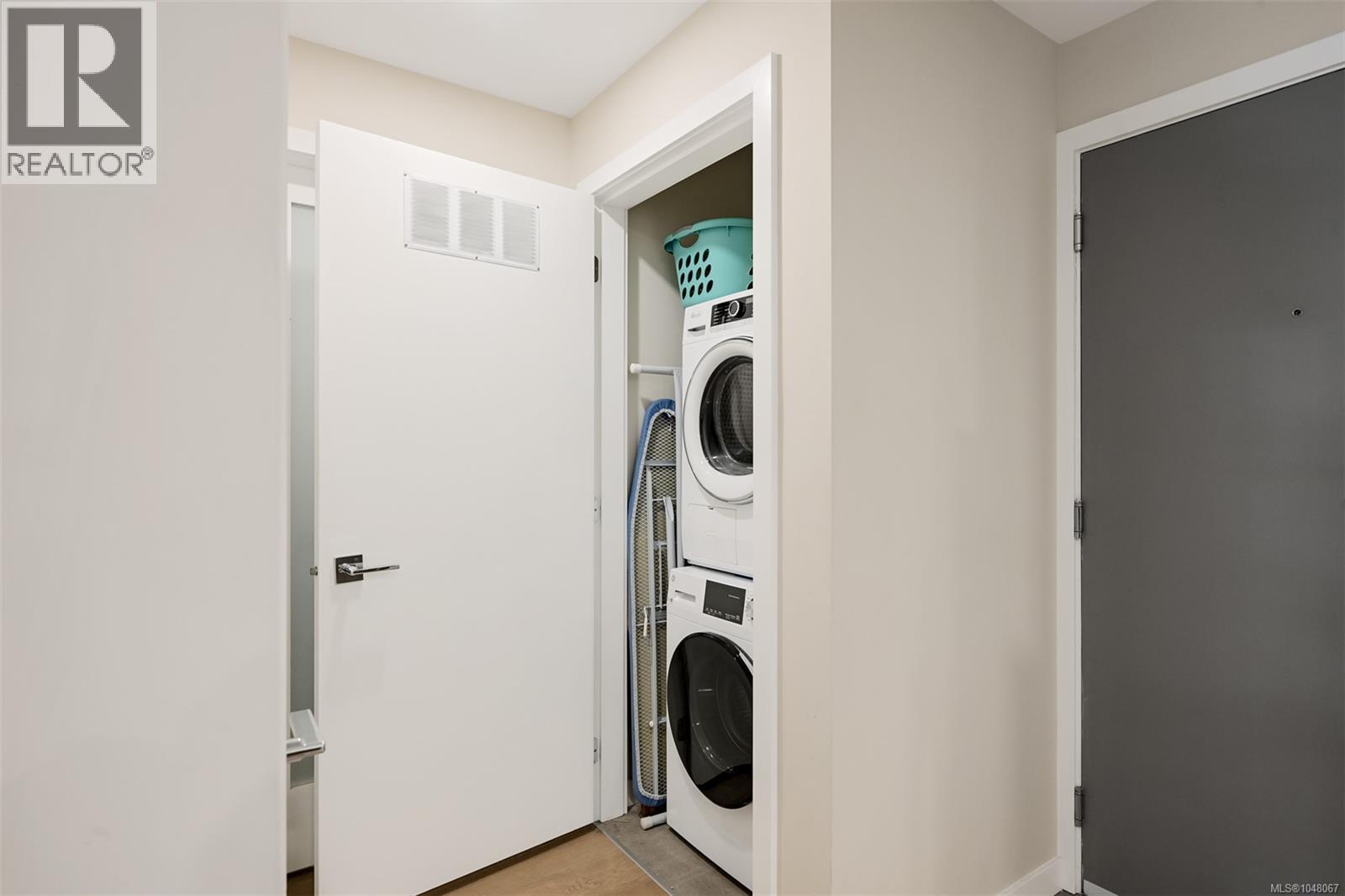 #103 881 Short St - Image 31