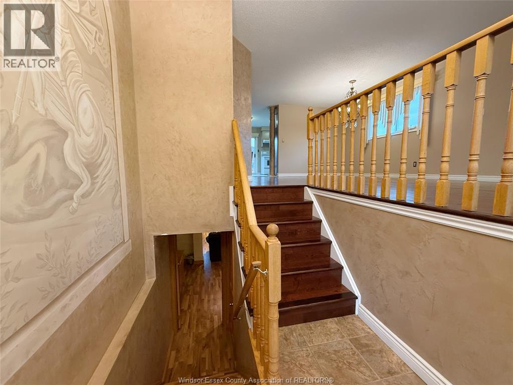 546 COMPTON COURT, Windsor — photo 2