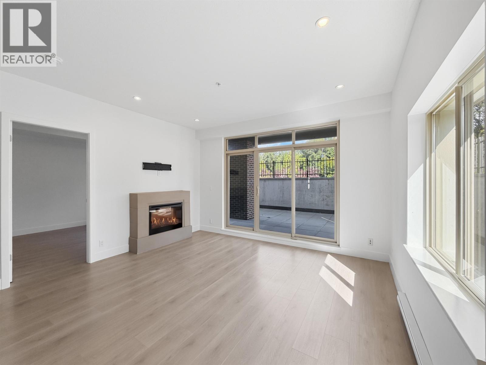204 1273 MARINE DRIVE, North Vancouver — photo 1