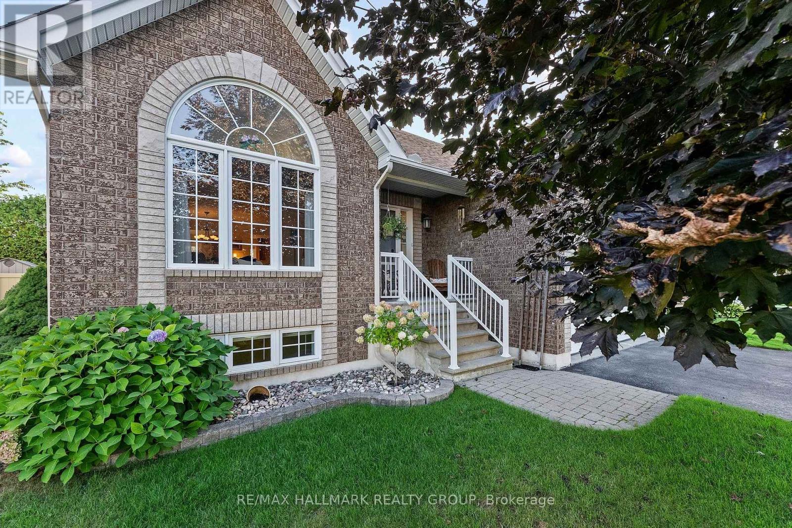 95 LLOYDALEX CRESCENT - 1