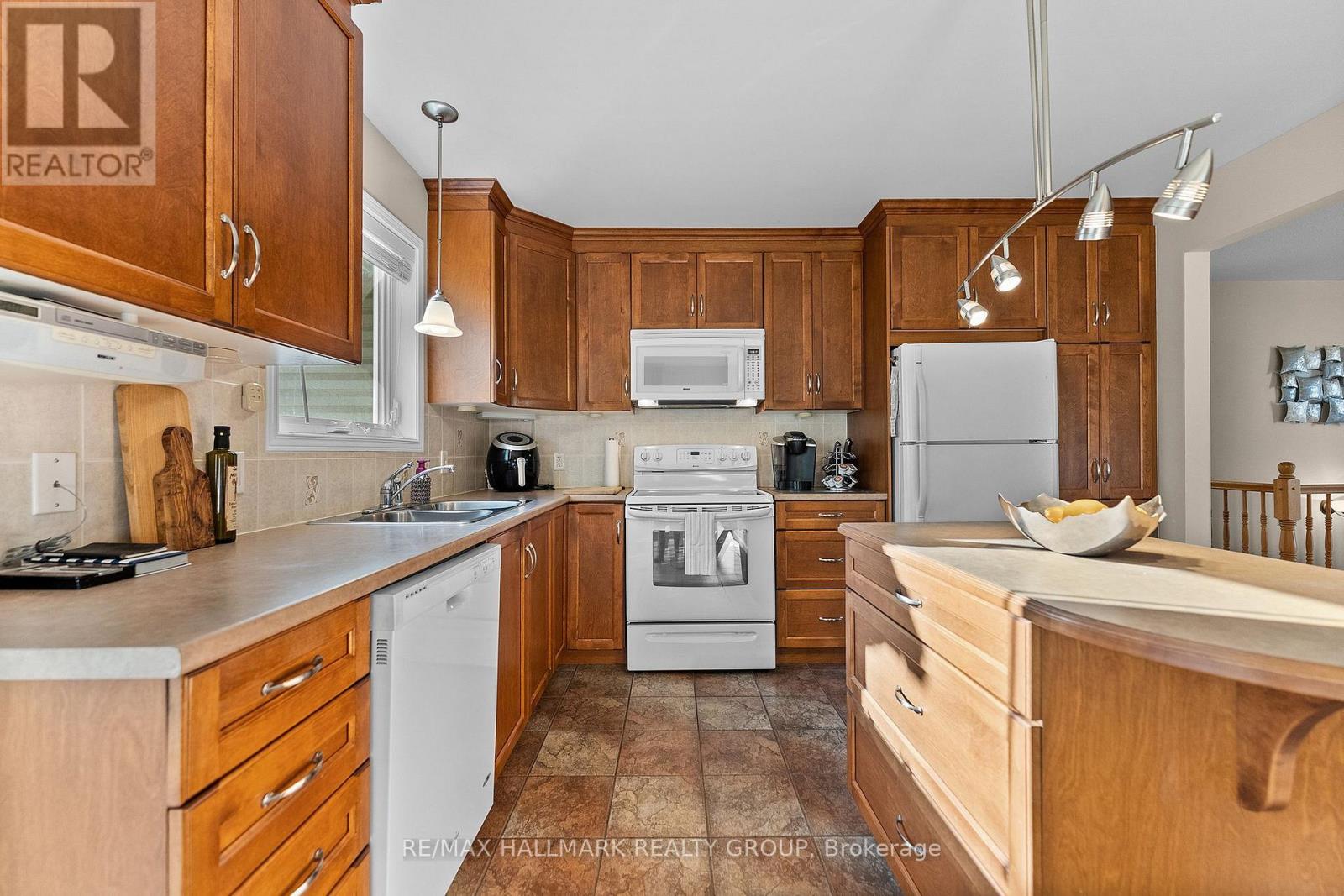 95 LLOYDALEX CRESCENT - 16