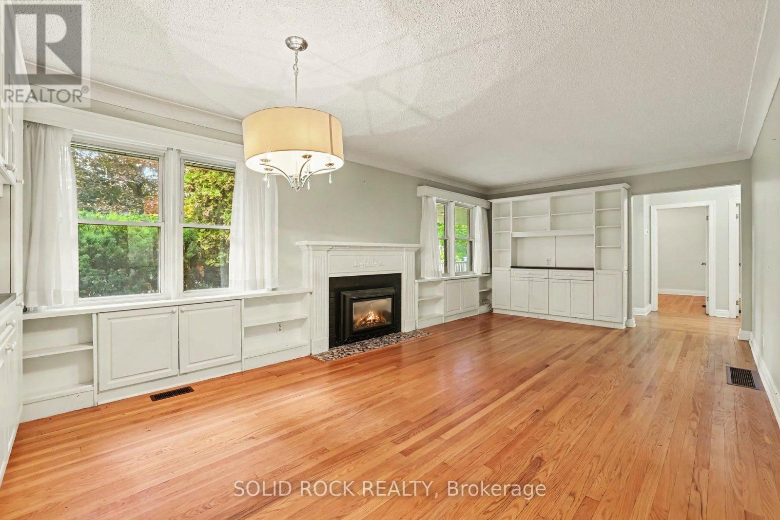889 MOUNTAINVIEW AVENUE - 3