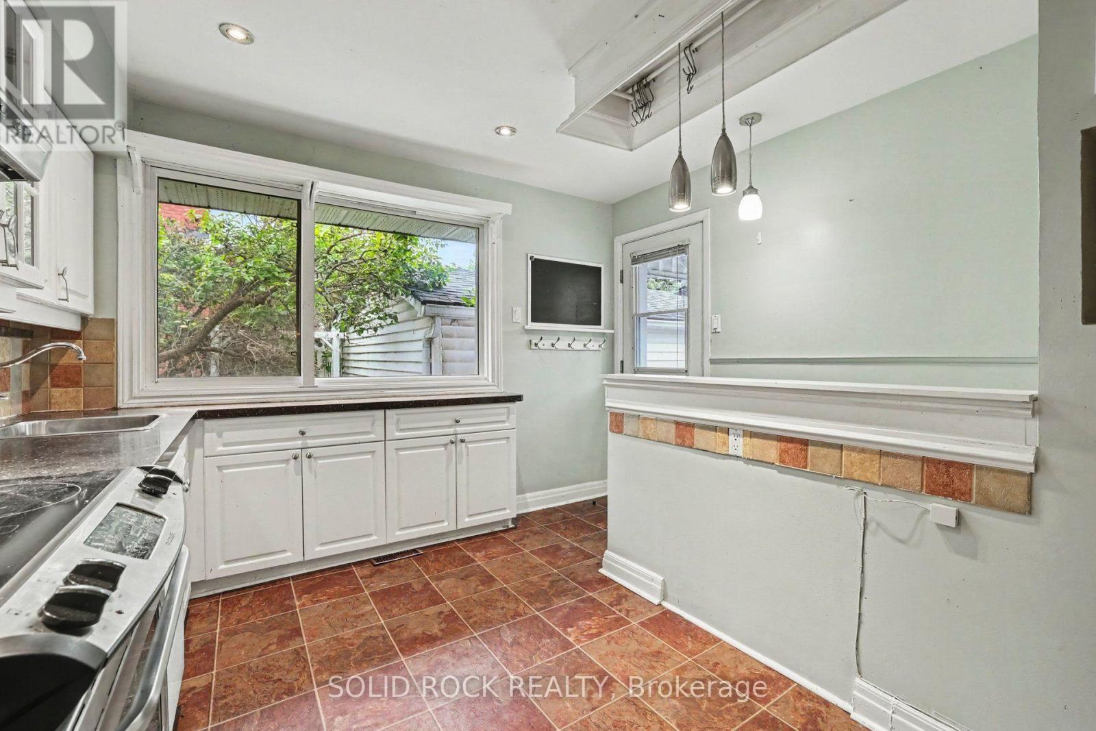889 MOUNTAINVIEW AVENUE - 8