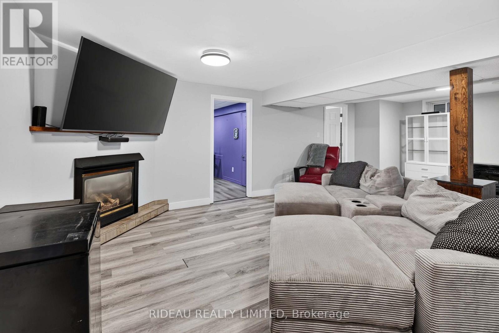 4 OTTER DRIVE - 32