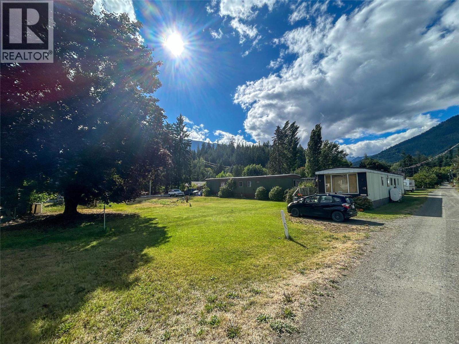  244 E Avenue, Kaslo