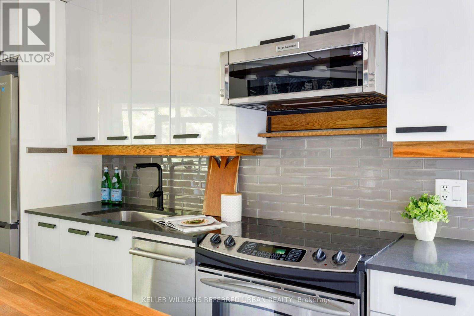 #212 90 TRINITY STREET - Image 17