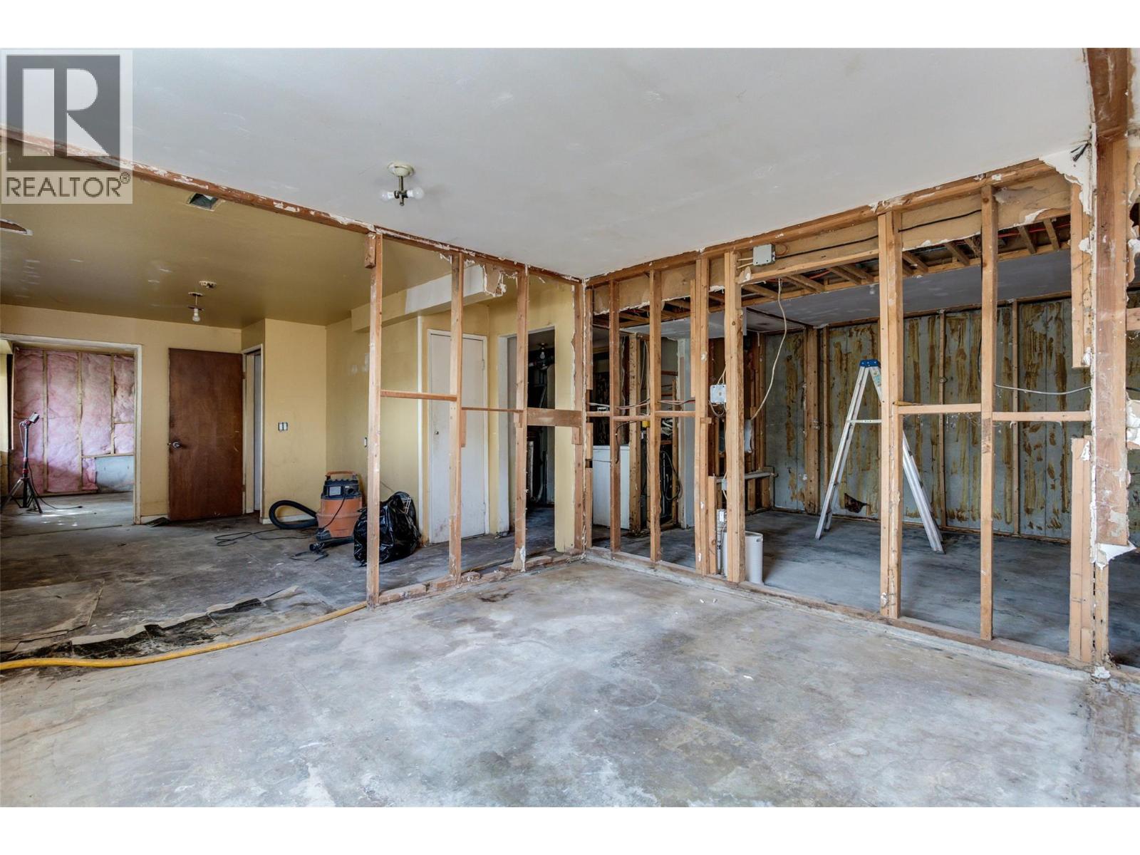  3960 Desert Pines Avenue, Peachland