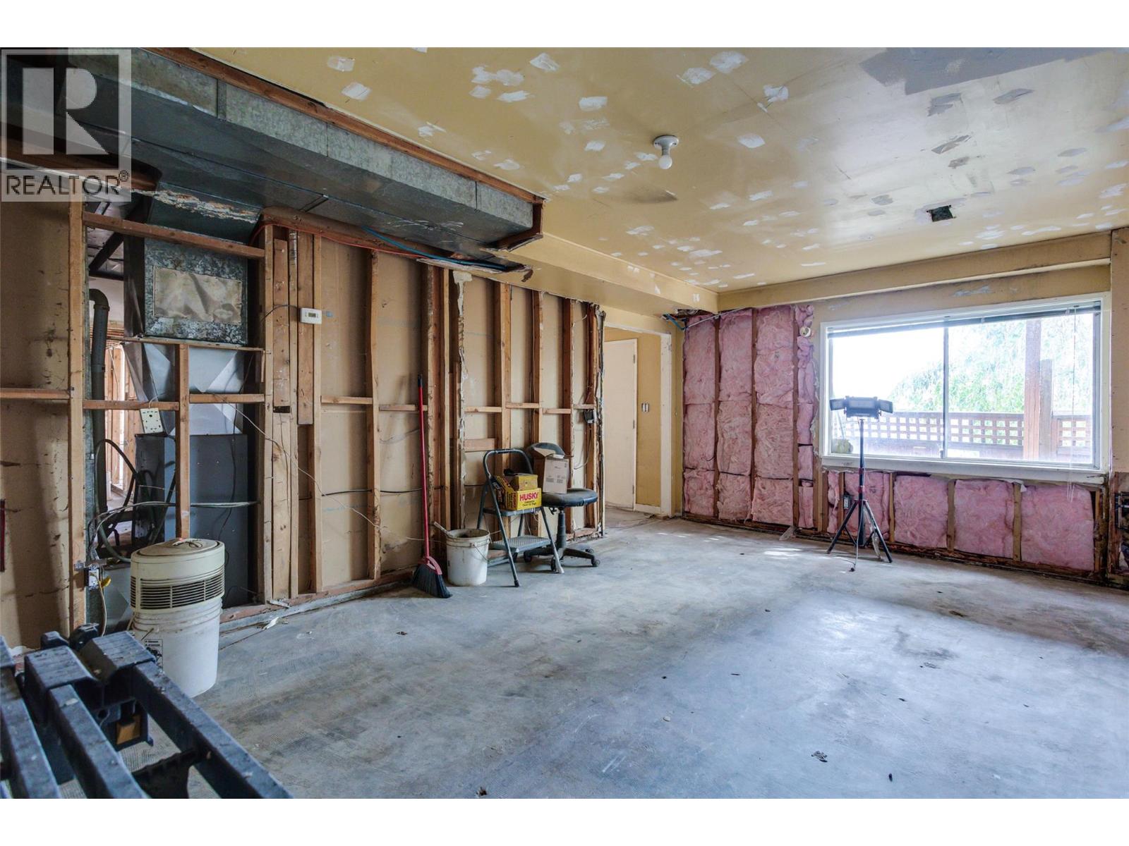  3960 Desert Pines Avenue, Peachland
