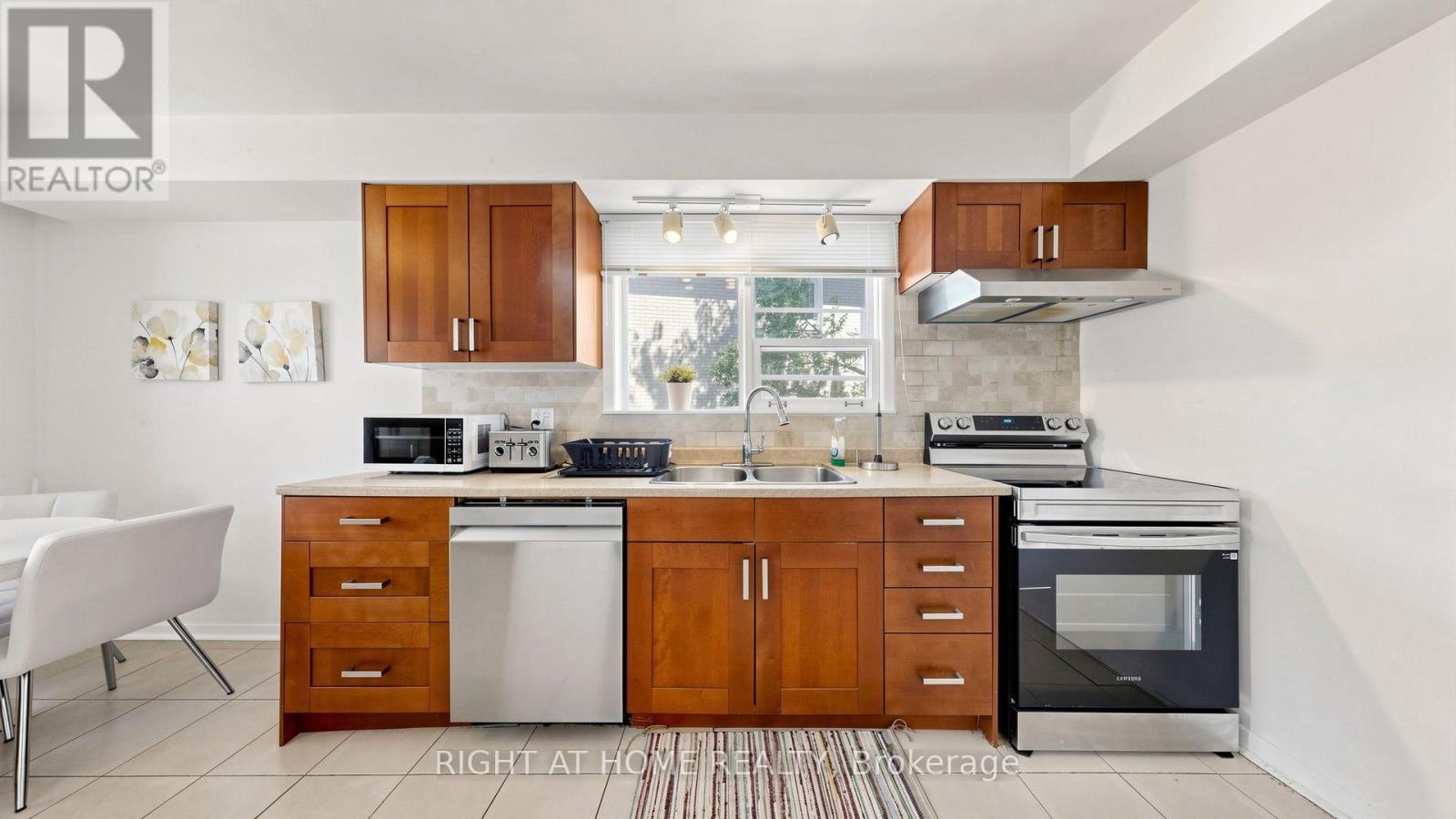 7 THE LINKS ROAD - 11