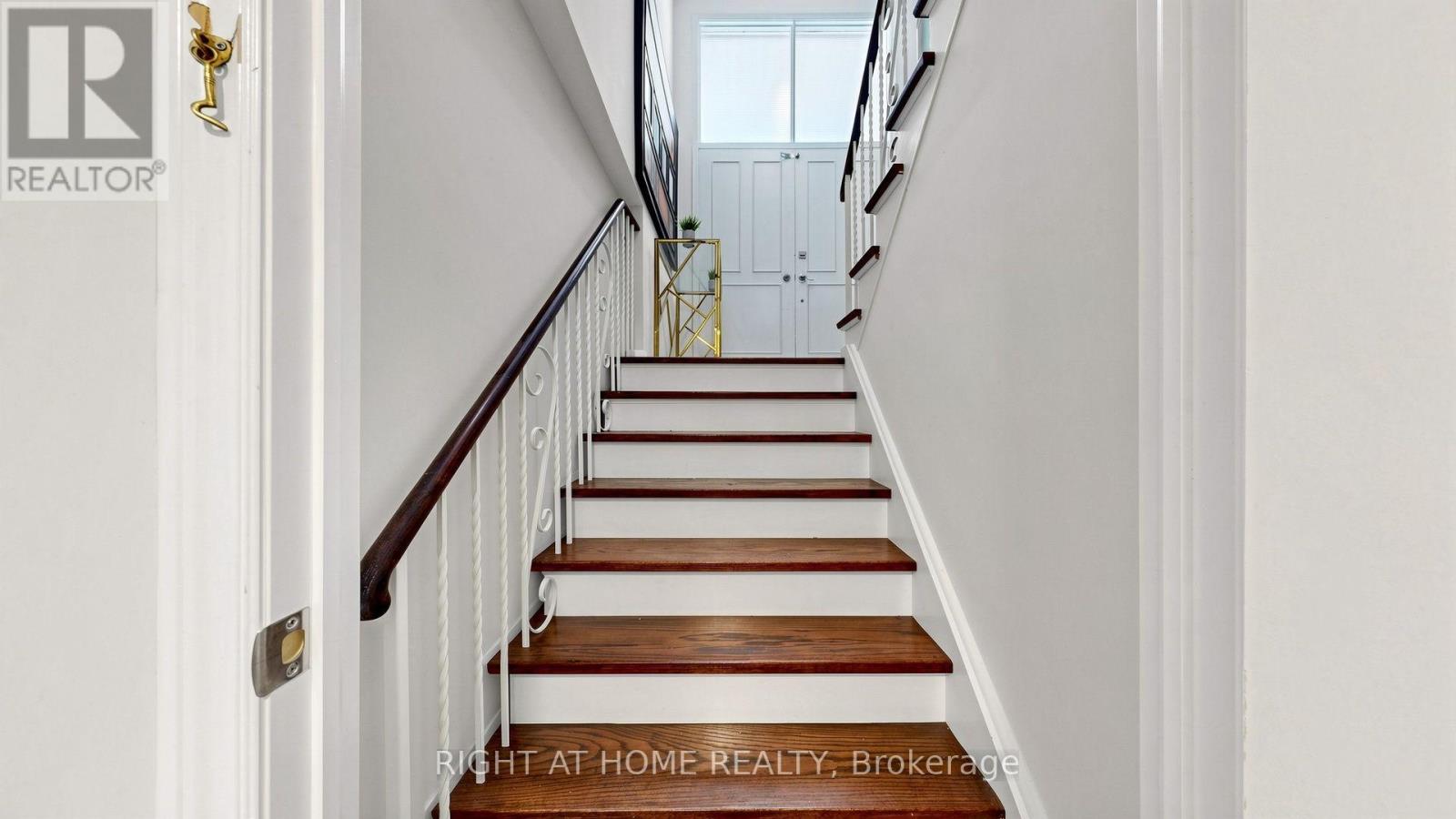 7 THE LINKS ROAD - Image 25