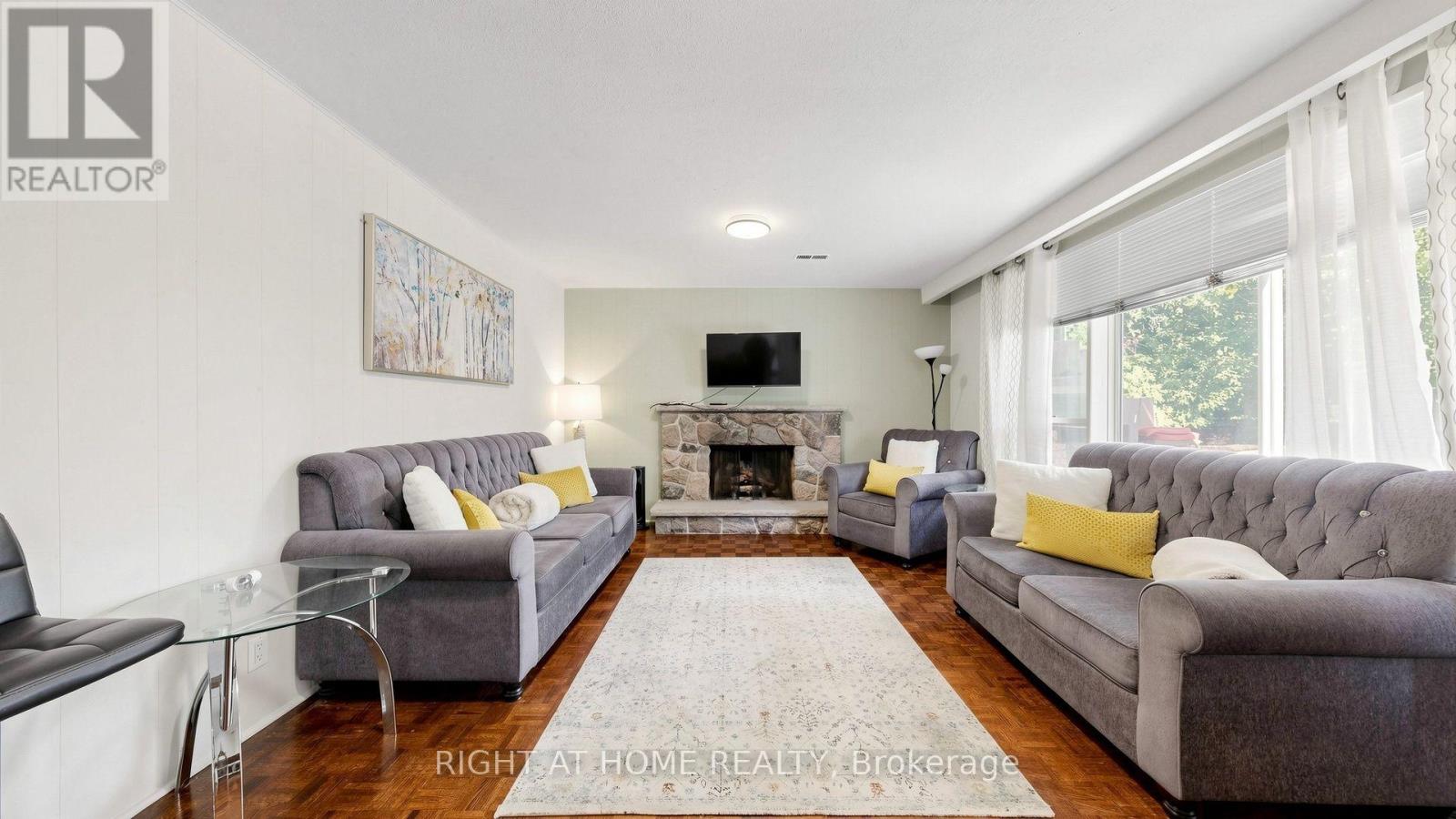 7 THE LINKS ROAD - 27