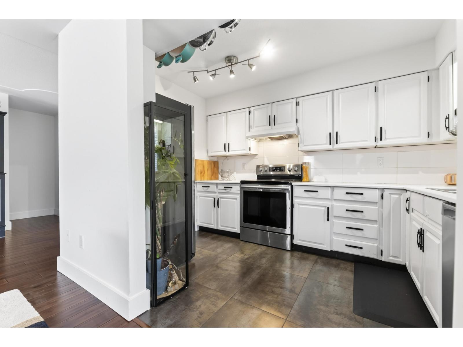 102 1424 MARTIN STREET, White Rock