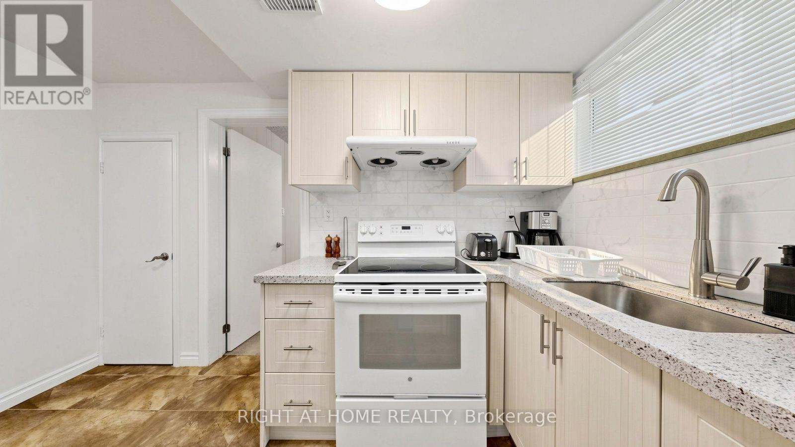 7 THE LINKS ROAD - Image 40