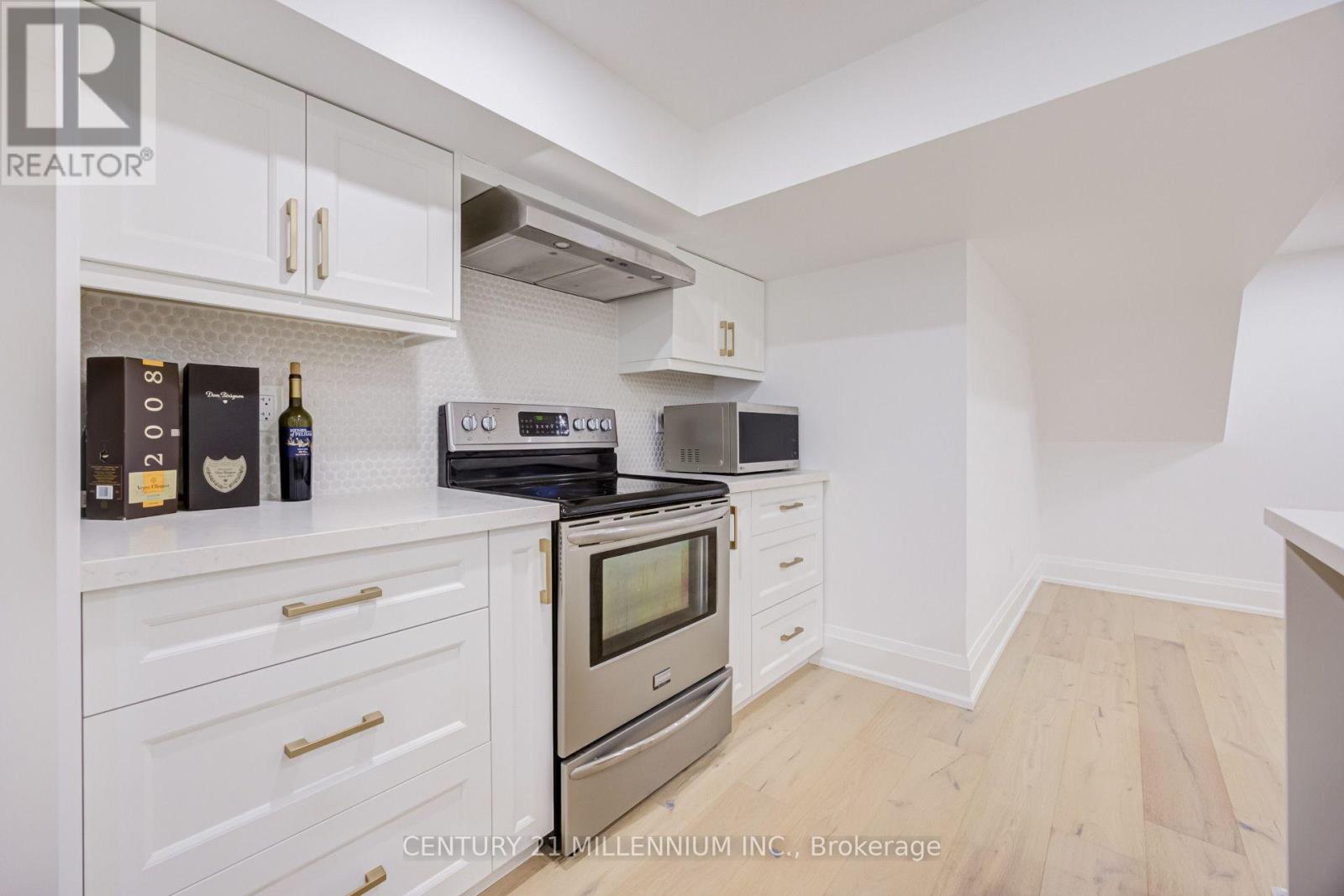 17 AUTUMN DRIVE - Image 32