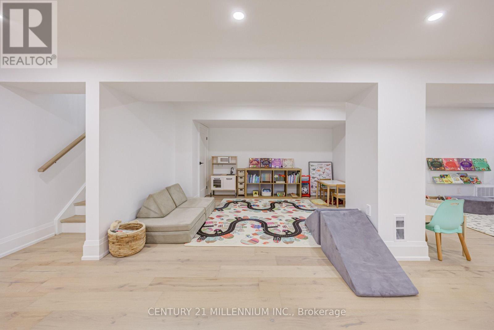 17 AUTUMN DRIVE - Image 39
