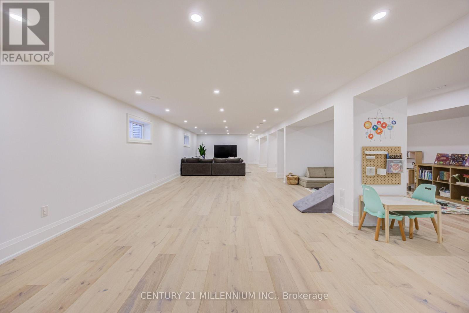17 AUTUMN DRIVE - Image 40