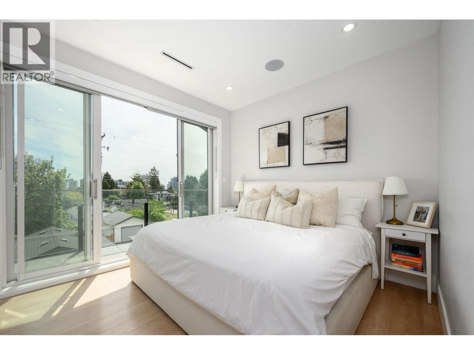 3 215 E 21ST STREET, North Vancouver