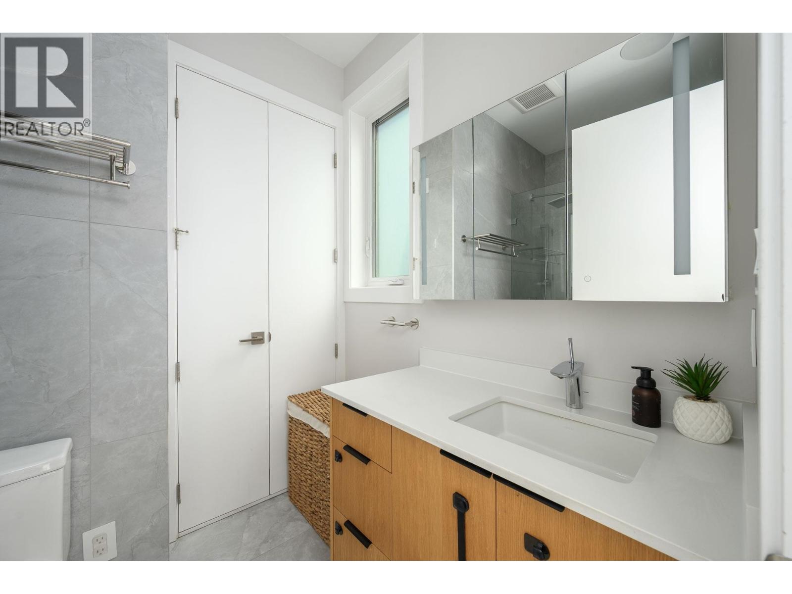 3 215 E 21ST STREET, North Vancouver