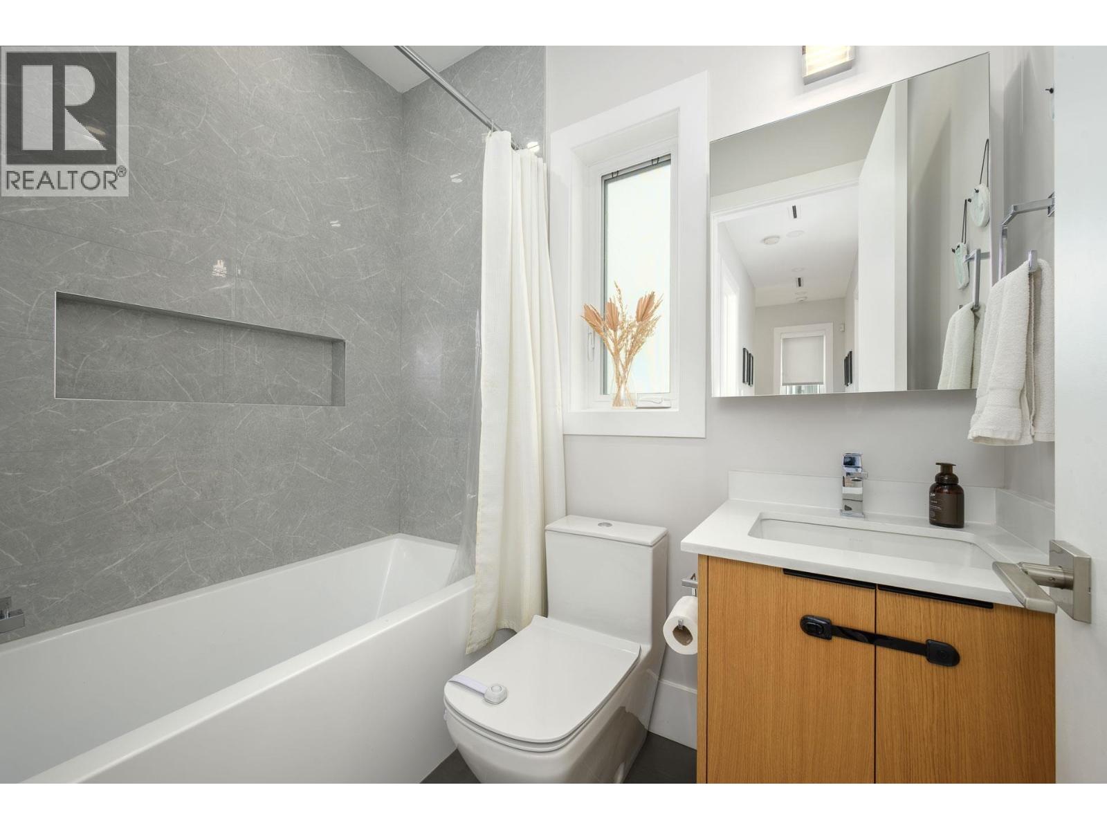 3 215 E 21ST STREET, North Vancouver