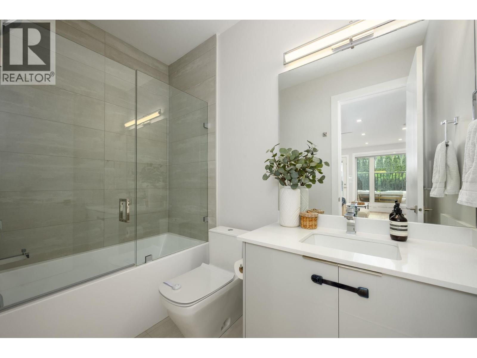 3 215 E 21ST STREET, North Vancouver