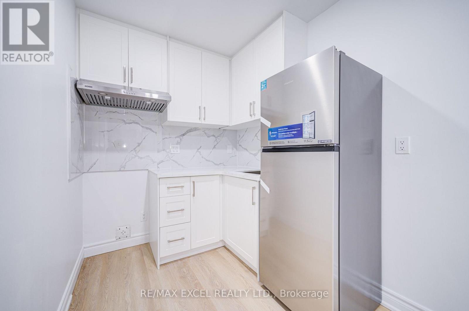 8 SIMSBURY COURT - 26