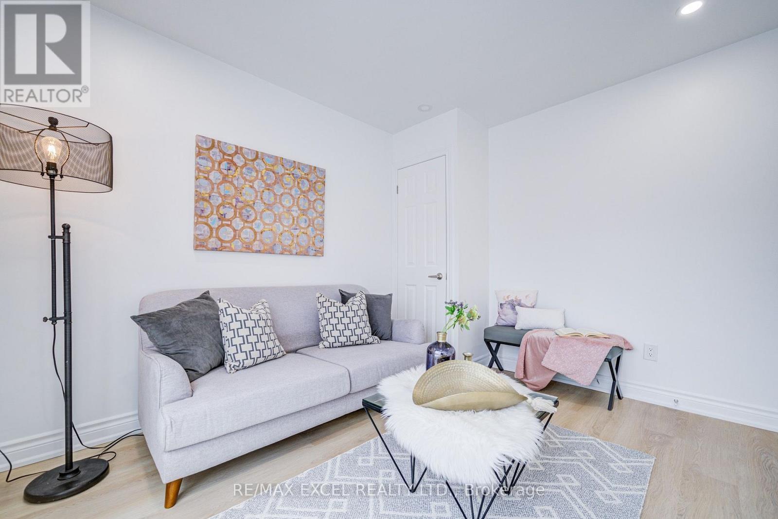 8 SIMSBURY COURT - 32