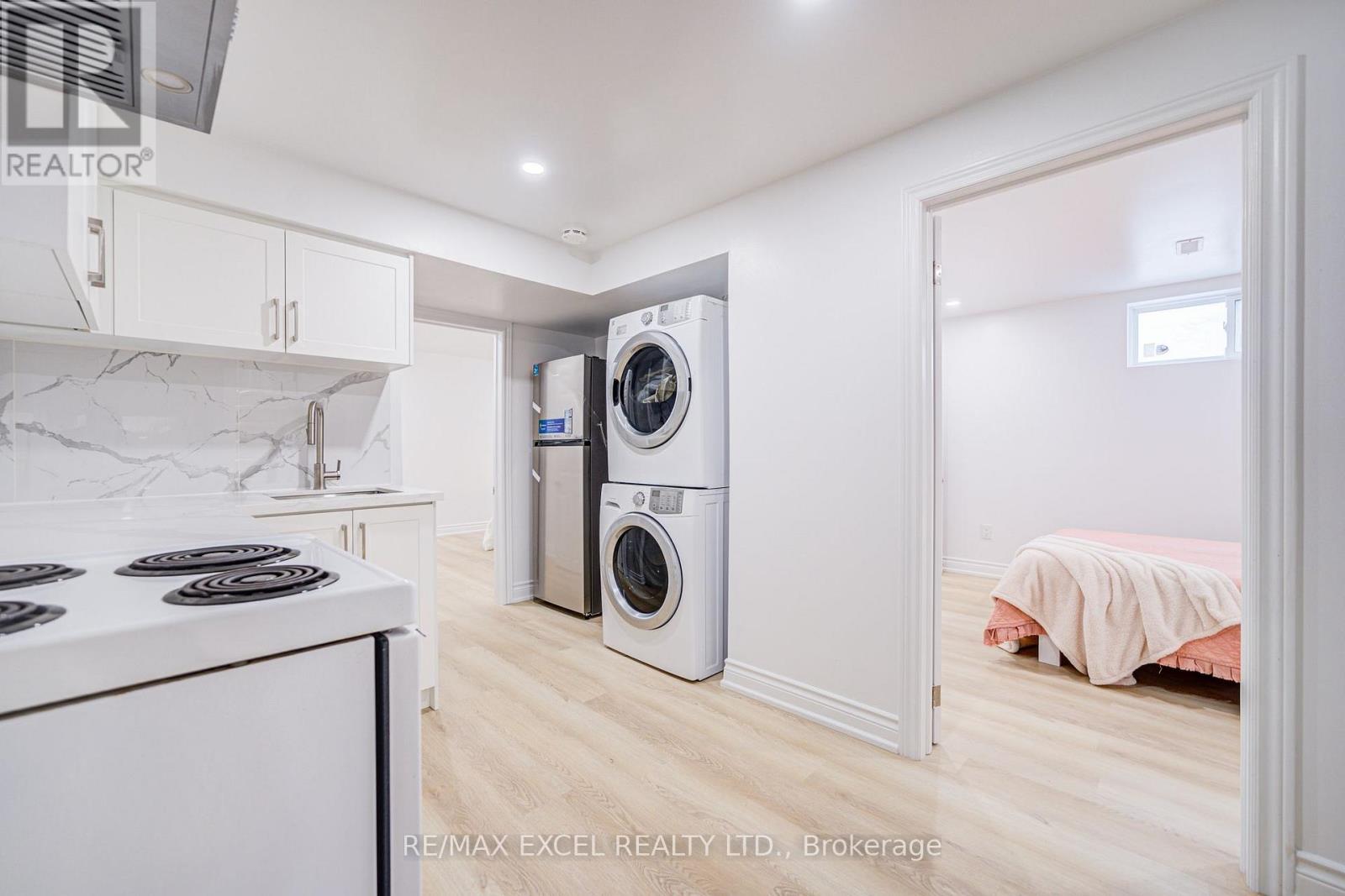 8 SIMSBURY COURT - 36